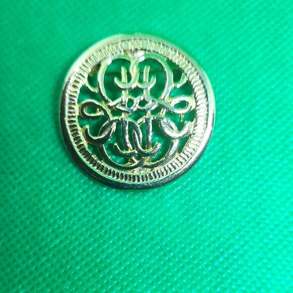 Elegant Gold-Tone Brooch - Picture 1 of 3
